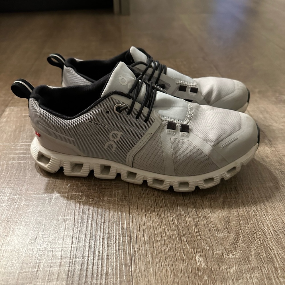 On cloud waterproof gym shoe -size 6